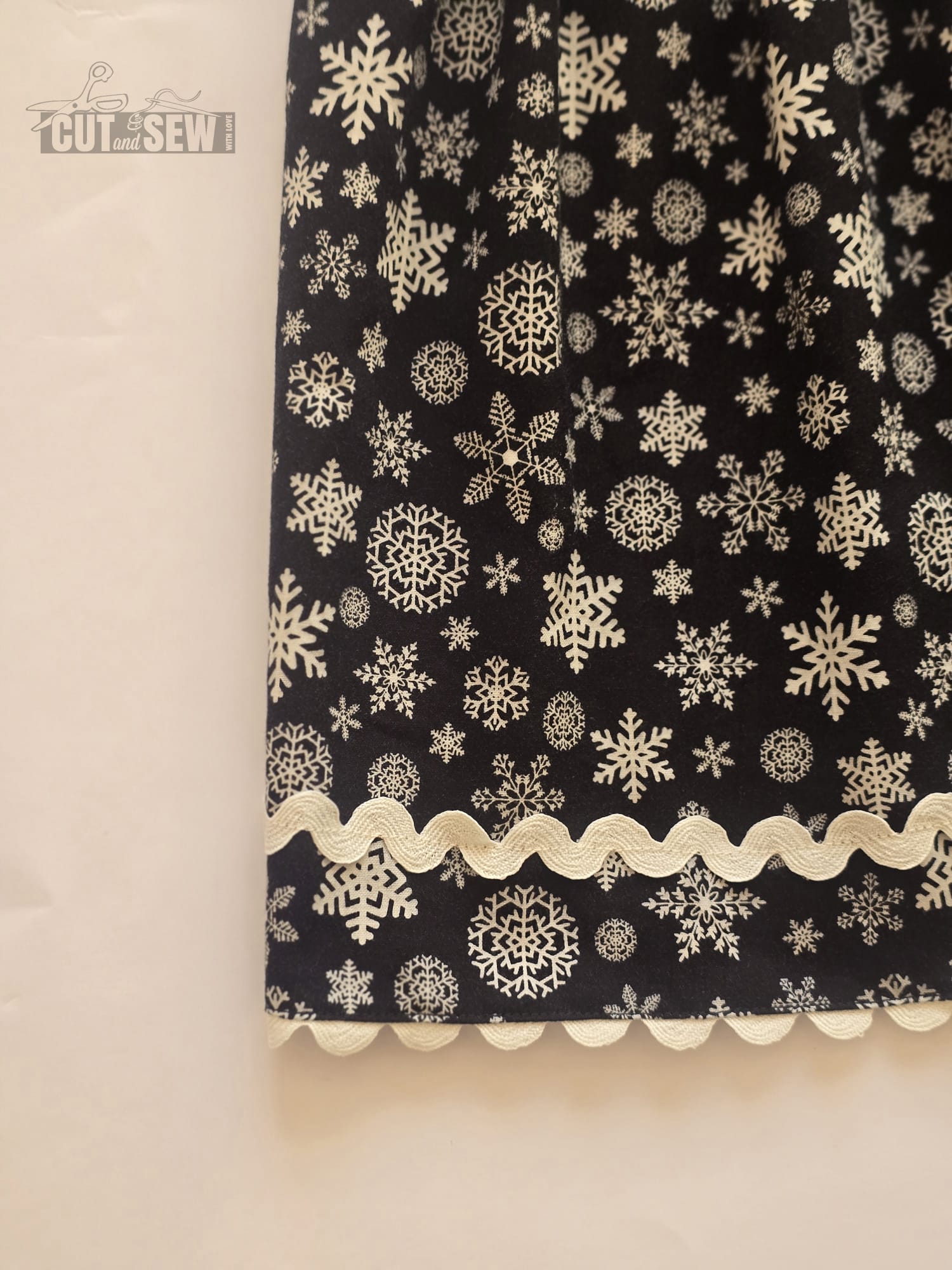 Snow Black Skirt