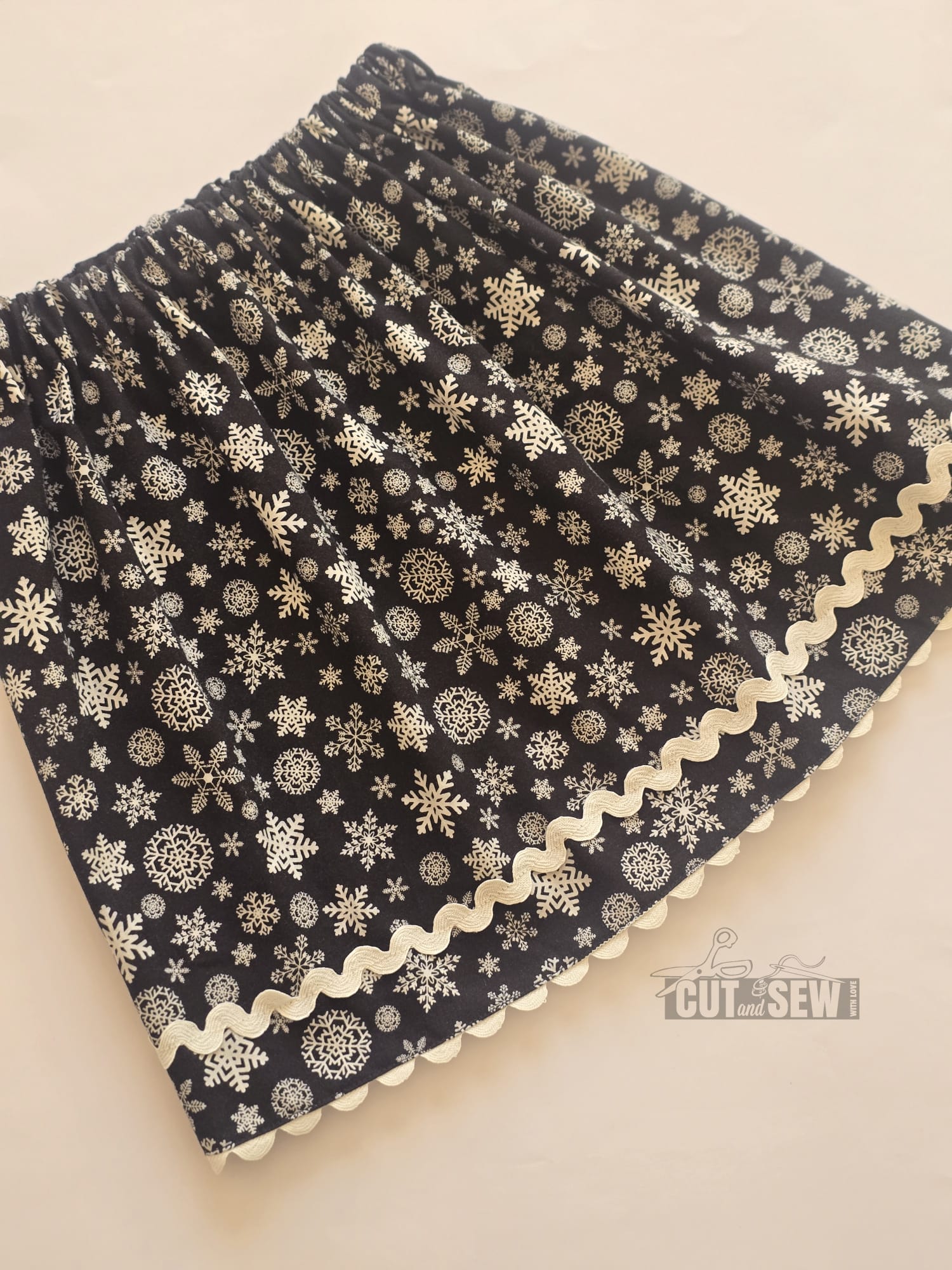 Snow Black Skirt