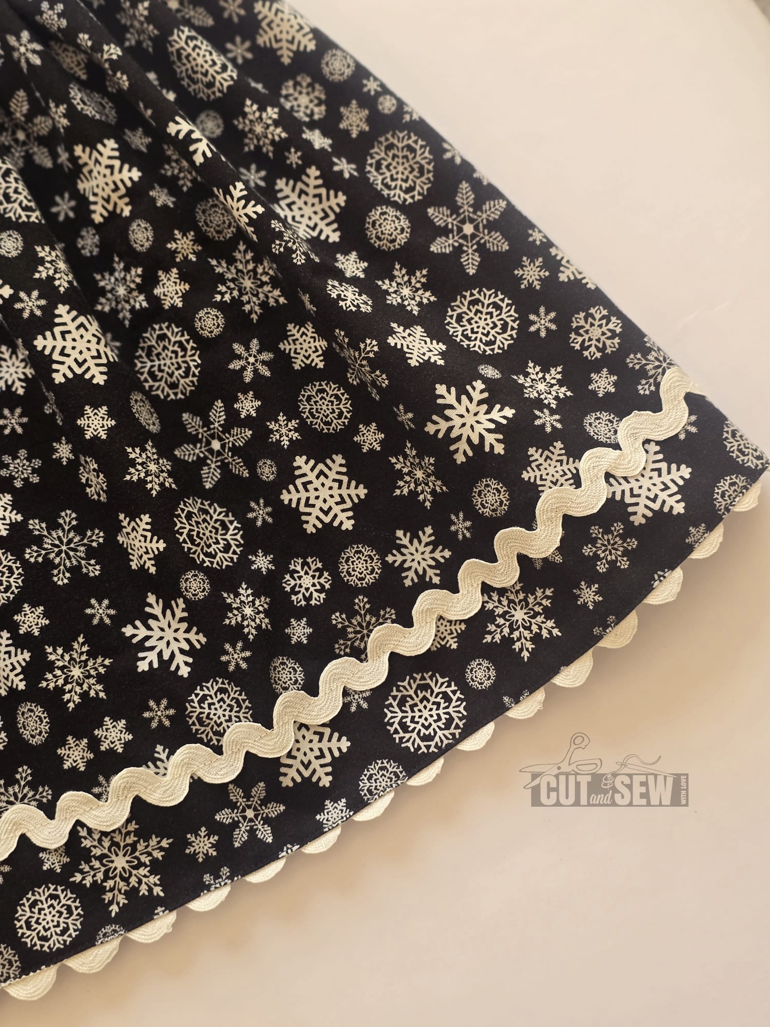 Snow Black Skirt
